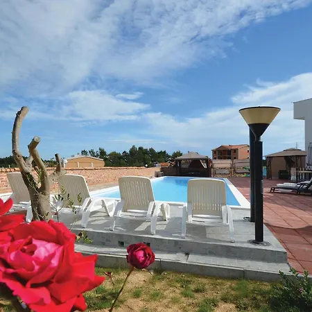 Awesome In With Swimming Pool Апартаменты