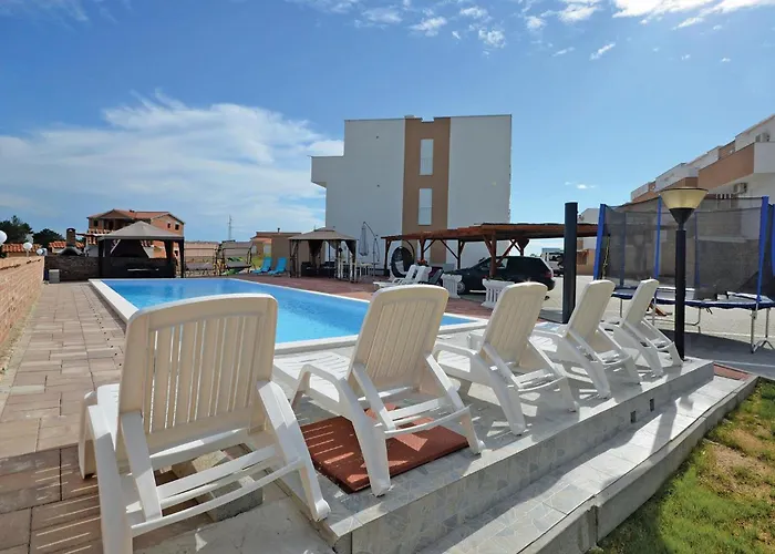 Апартаменты Awesome In With Swimming Pool Нин