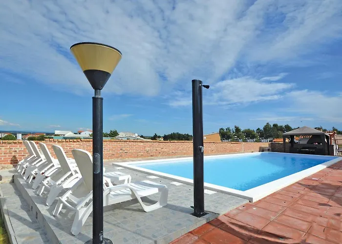 Awesome In With Swimming Pool Апартаменты Нин
