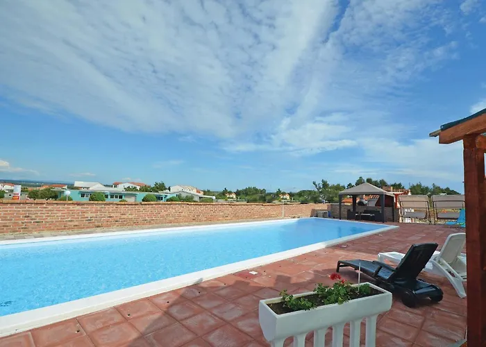 Awesome In With Swimming Pool Апартаменты Нин