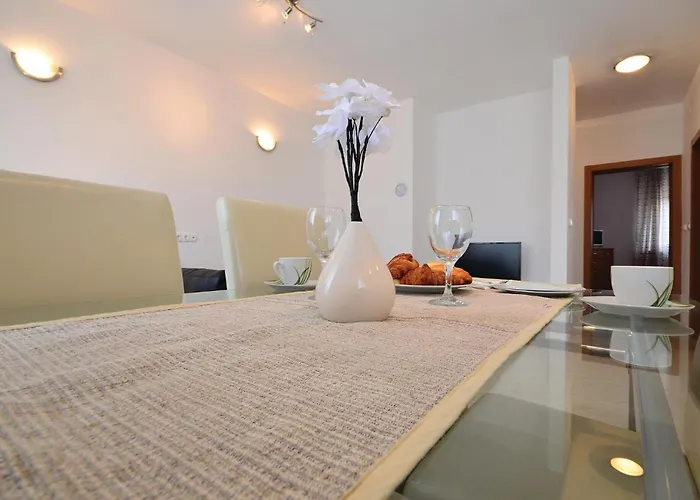 Апартаменты Awesome In With Swimming Pool Нин