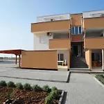 Awesome In With Swimming Pool Διαμέρισμα Nin